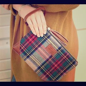 Wristlet purse